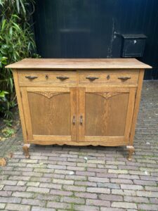 Coco & Bob - Vintage commode met sierlijke pootjes