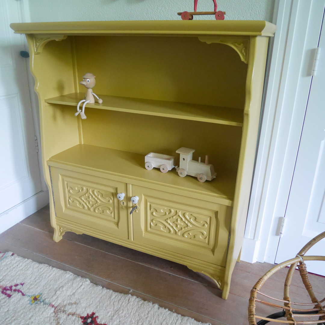 Coco & Bob - Vintage okergeel boekenkastje - Lisa