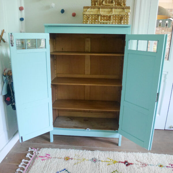 Coco and Bob lichtblauw vintage kledingkastje met kleine ruitjes