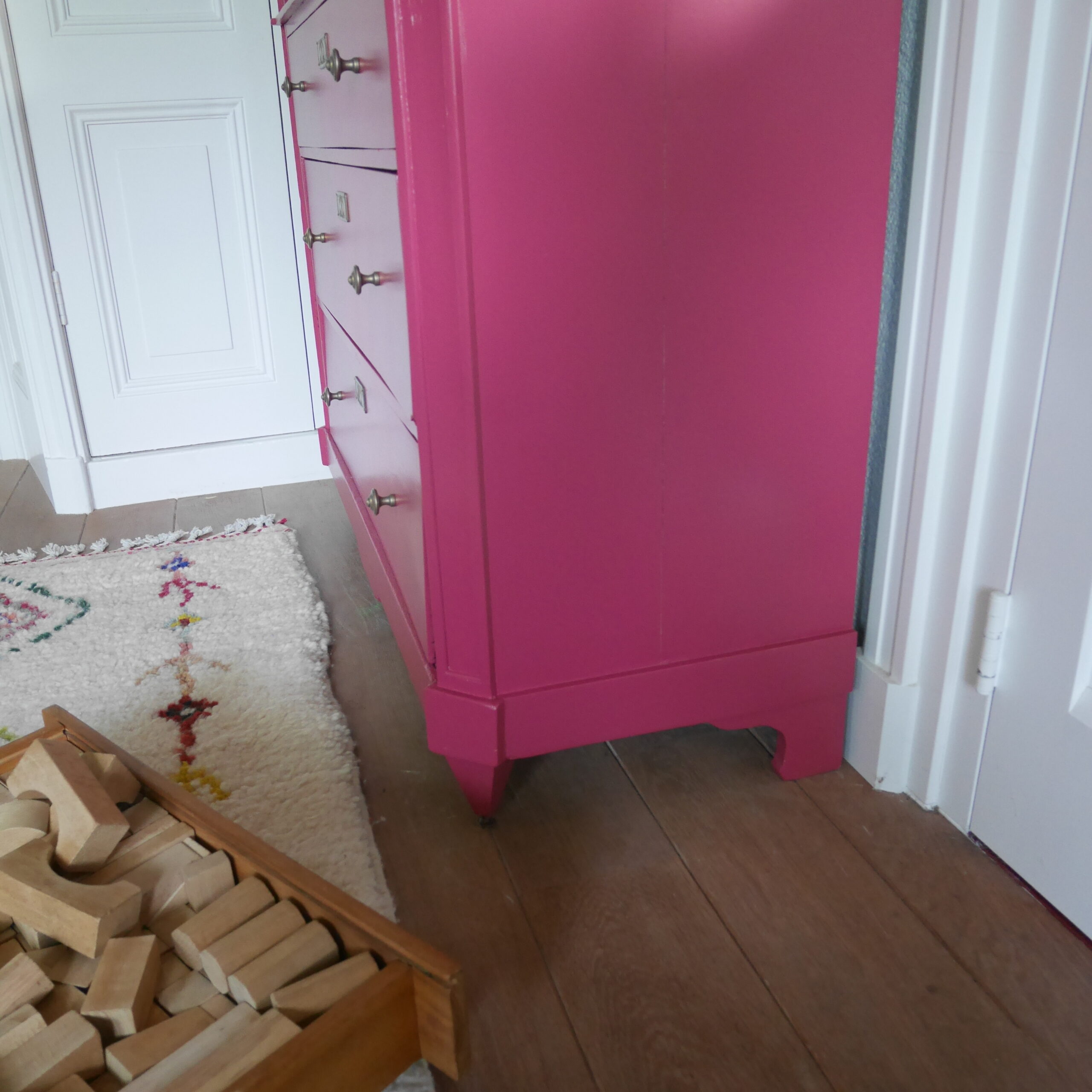 Coco & Bob - Donkerroze commode vintage retro ladekast - Emma