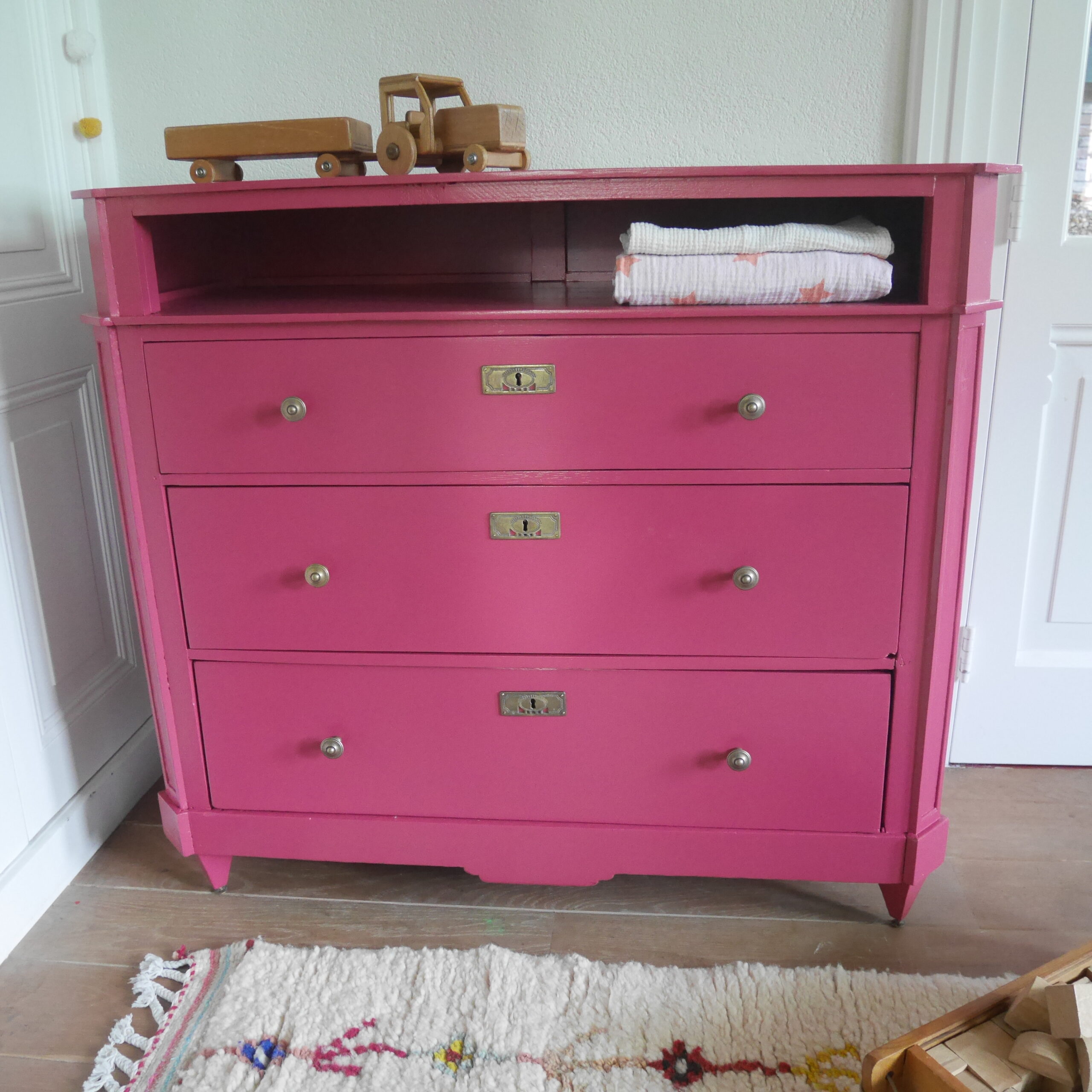 Coco & Bob - Donkerroze commode vintage retro ladekast - Emma