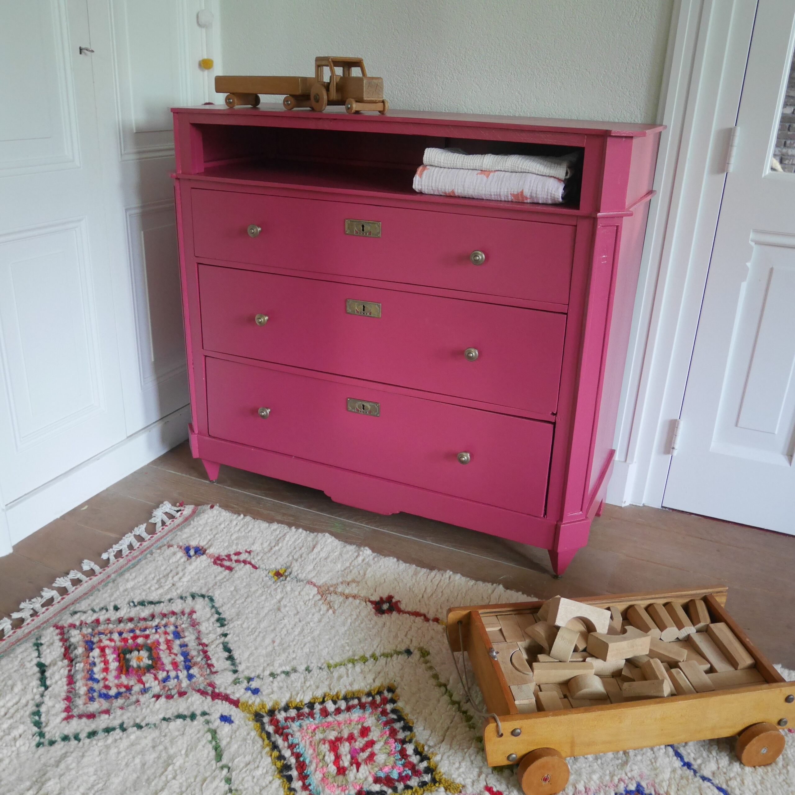 Coco & Bob - Donkerroze commode vintage retro ladekast - Emma
