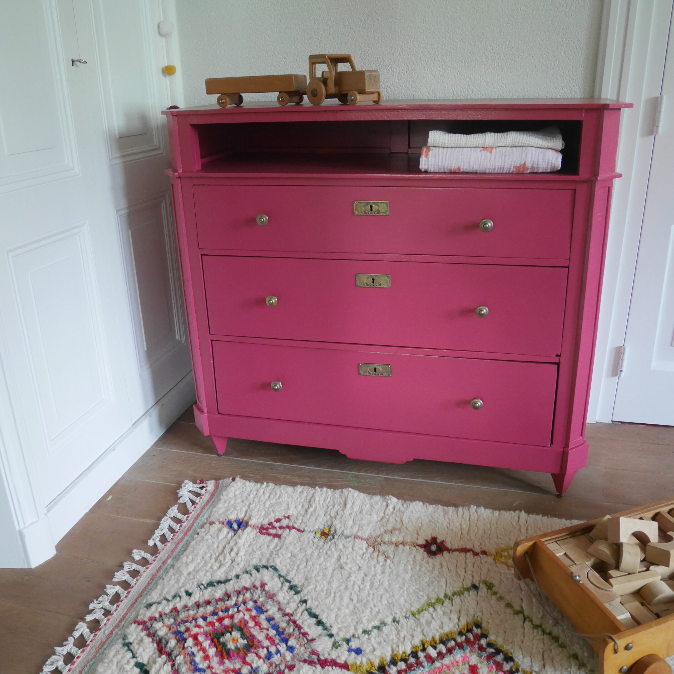 Coco & Bob - Donkerroze commode vintage retro ladekast - Emma