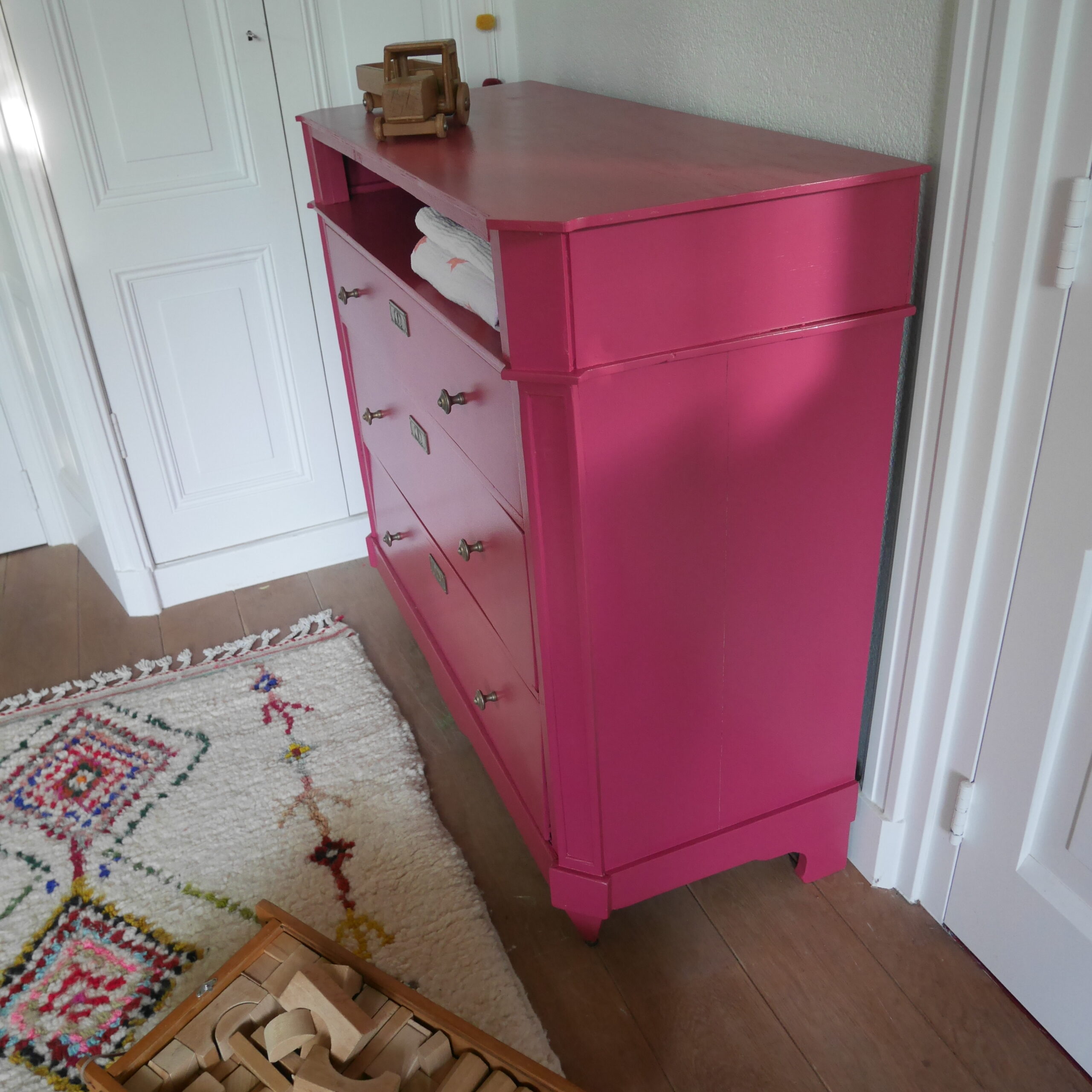 Coco & Bob - Donkerroze commode vintage retro ladekast - Emma